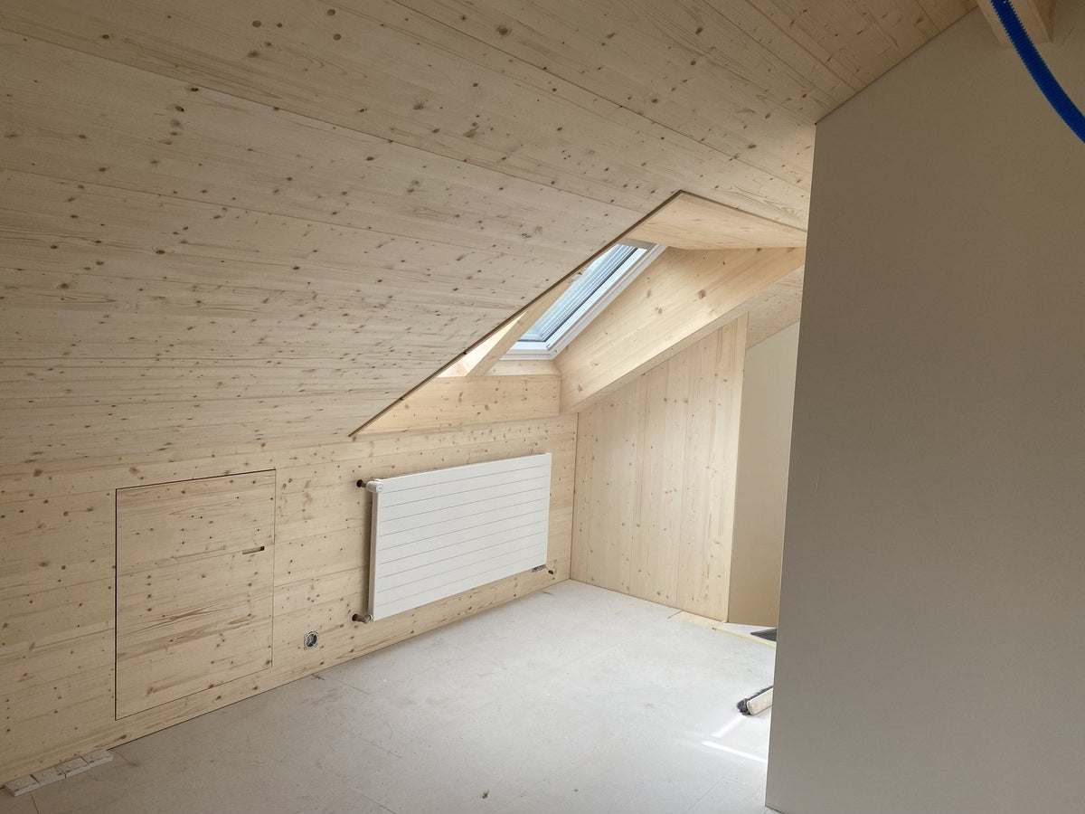 Ausgebautes Dachzimmer mit Täfer aus Dreischichtplatten und Dachfenster in Zürich-Schwamendingen