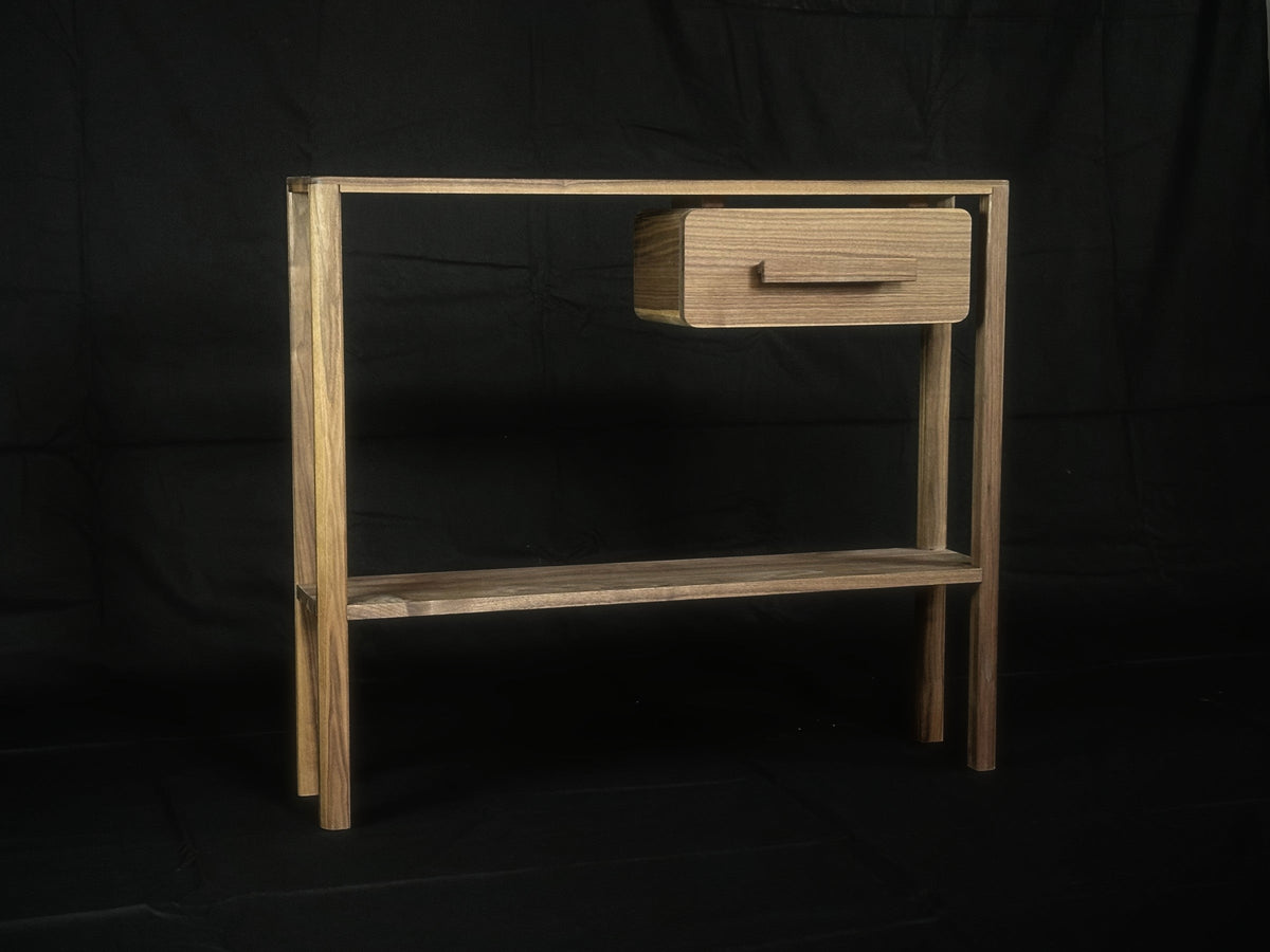 Schlankes Sideboard aus massivem Nussbaum, Frontansicht