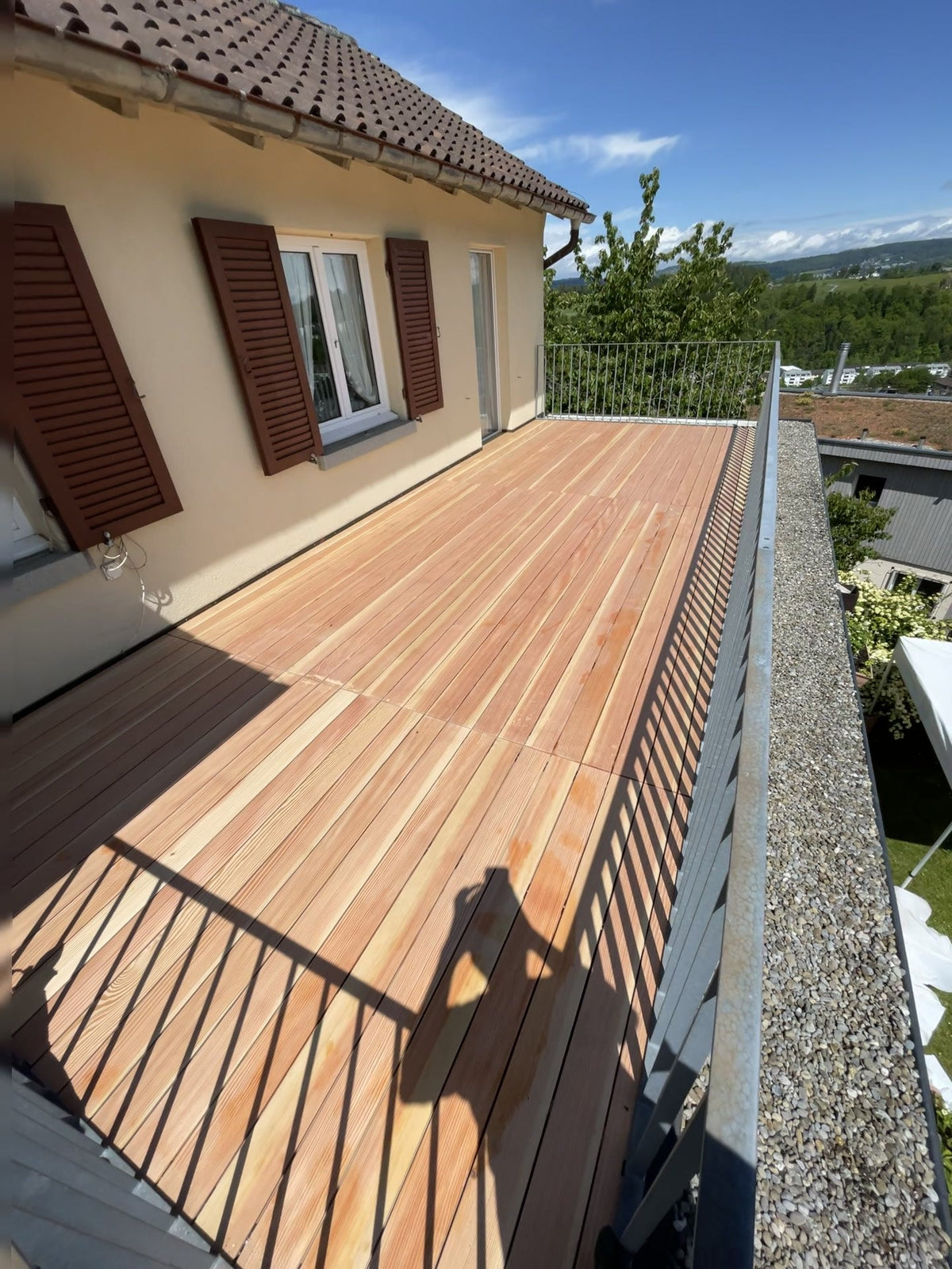 Balkon mit neuem Terrassenboden aus heimischer Lärche in Langnau am Albis