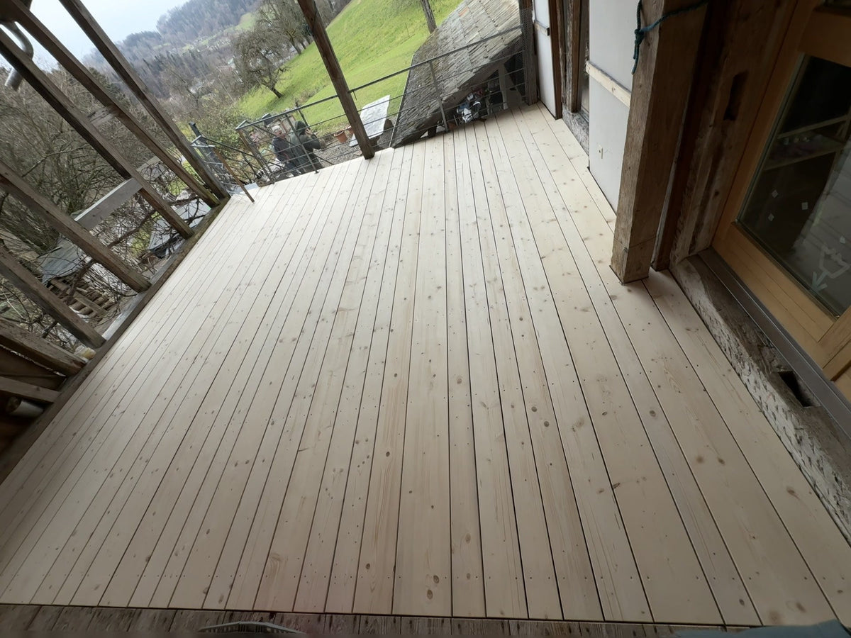 Neuer Terrassenboden aus Fichtenbrettern in verschiedenen Breiten in Wila