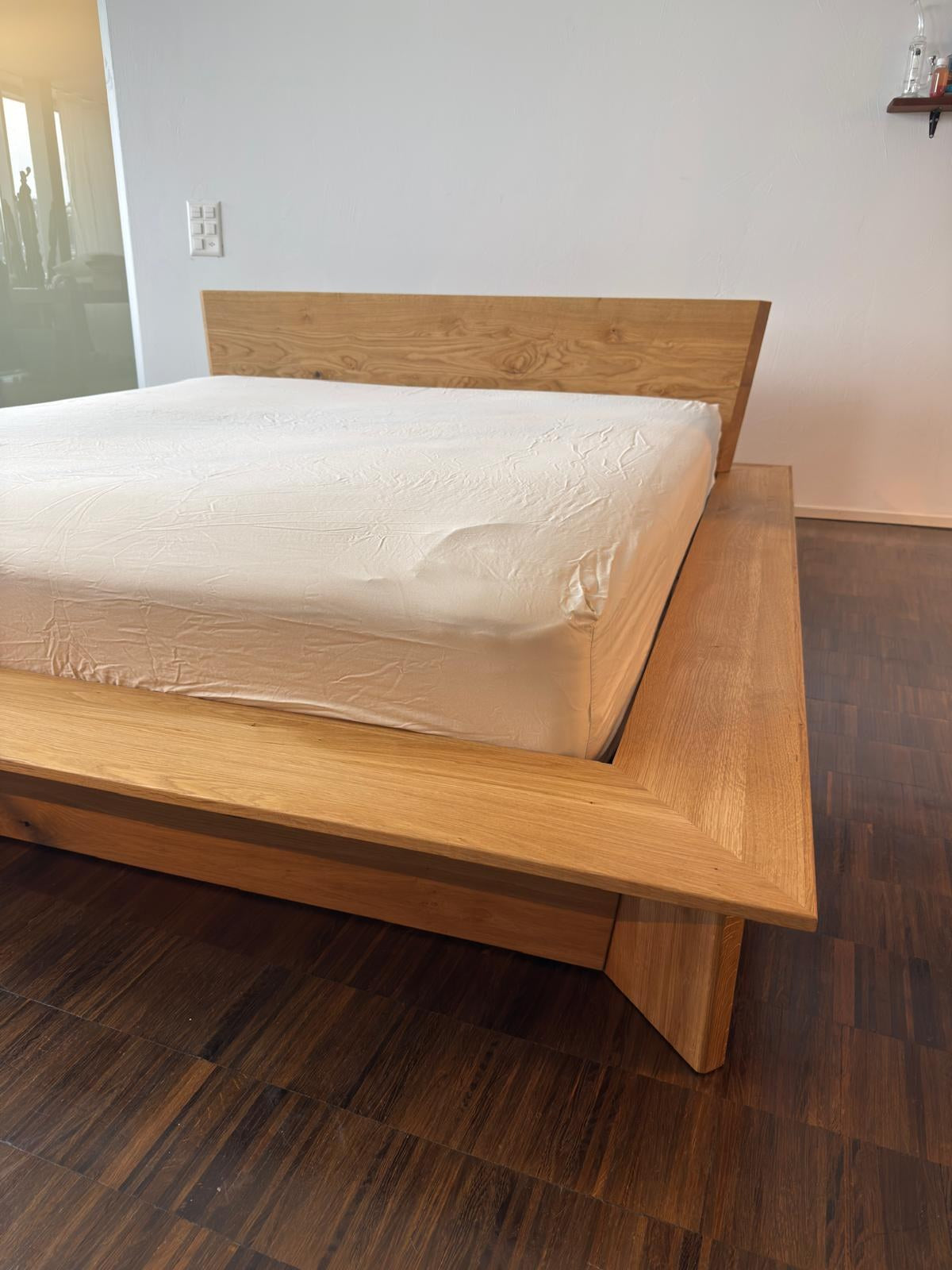 Bett aus massiver Eiche mit Kopfteil