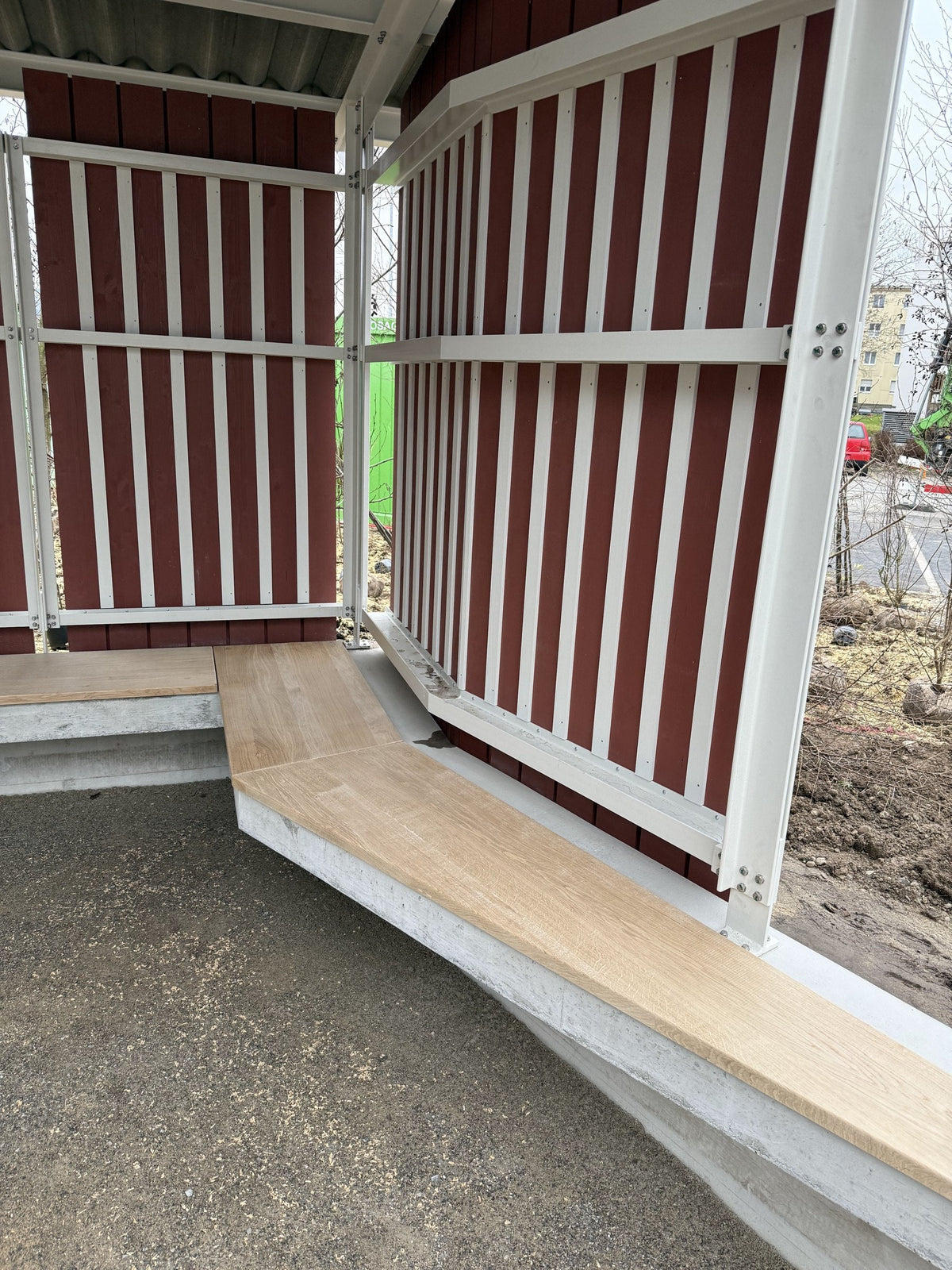 Sitzfläche aus Eiche im Gemeinschaftsunterstand in Dübendorf