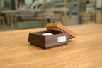 Salzdose aus Nussbaum, offen, mit Korkdeckel und Salz