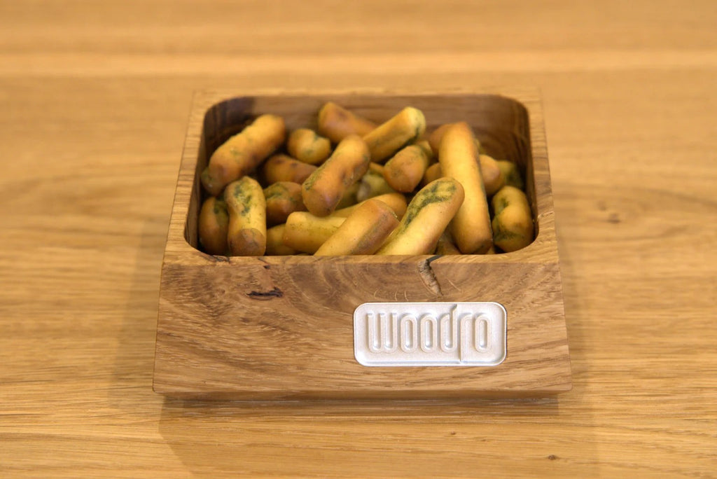 Apéro-Schale aus Eiche mit Salzgebäck, von oben