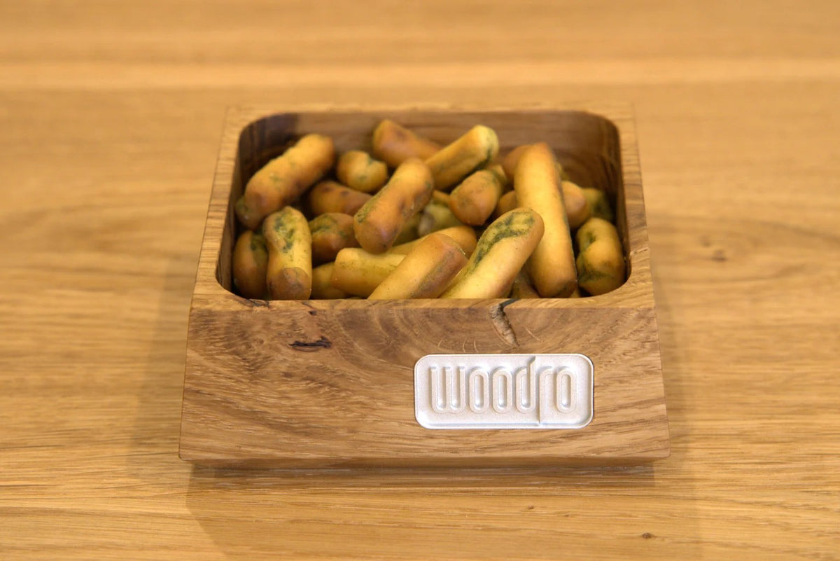 Apéro-Schale aus Eiche mit Salzgebäck, von oben