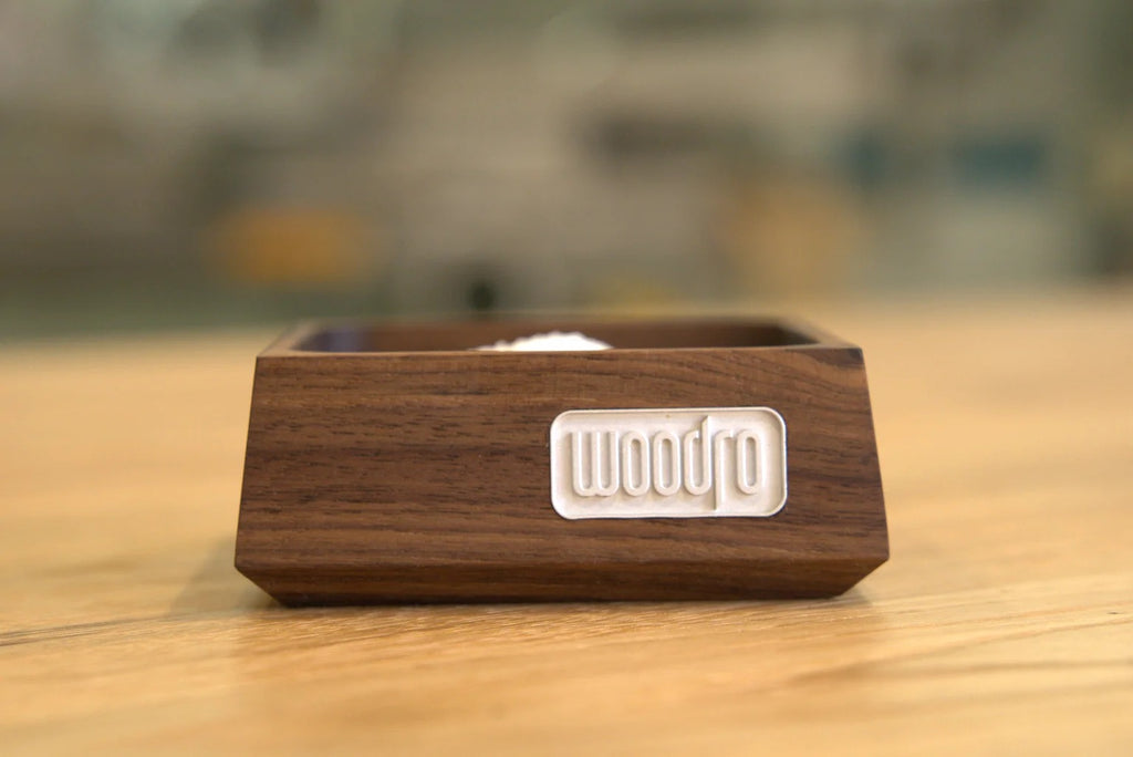 Salzdose aus Nussbaum von vorne mit Woodro-Logo