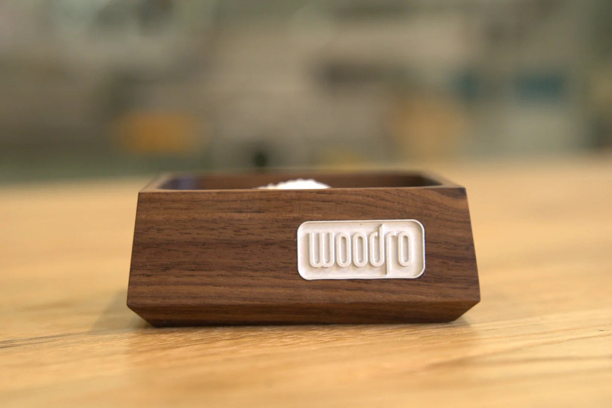 Salzdose aus Nussbaum von vorne mit Woodro-Logo
