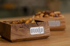 Apéro-Schale aus Eiche mit Salzgebäck, Nahaufnahme